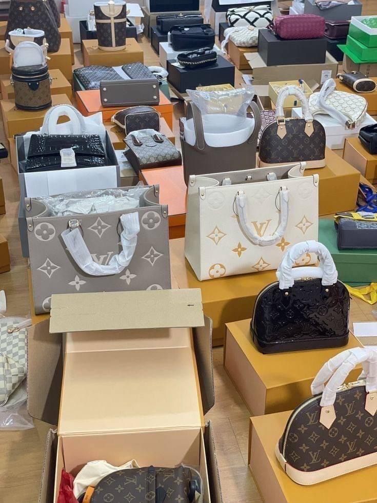 branded ladies hand bags 200 pieces per pallet Branded Ladies Hand bags 200 pieces per pallet