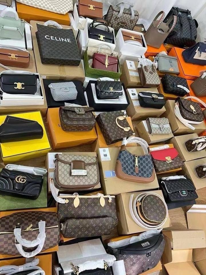 branded ladies hand bags 200 pieces per pallet Branded Ladies Hand bags 200 pieces per pallet